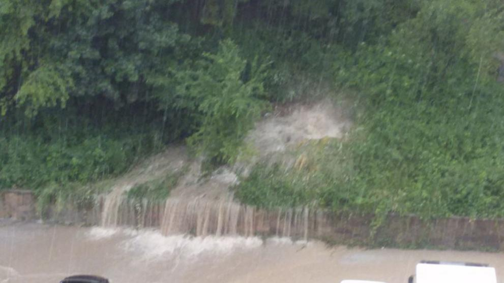 Мощна буря удари Смолян, улиците са под вода! (СНИМКИ)