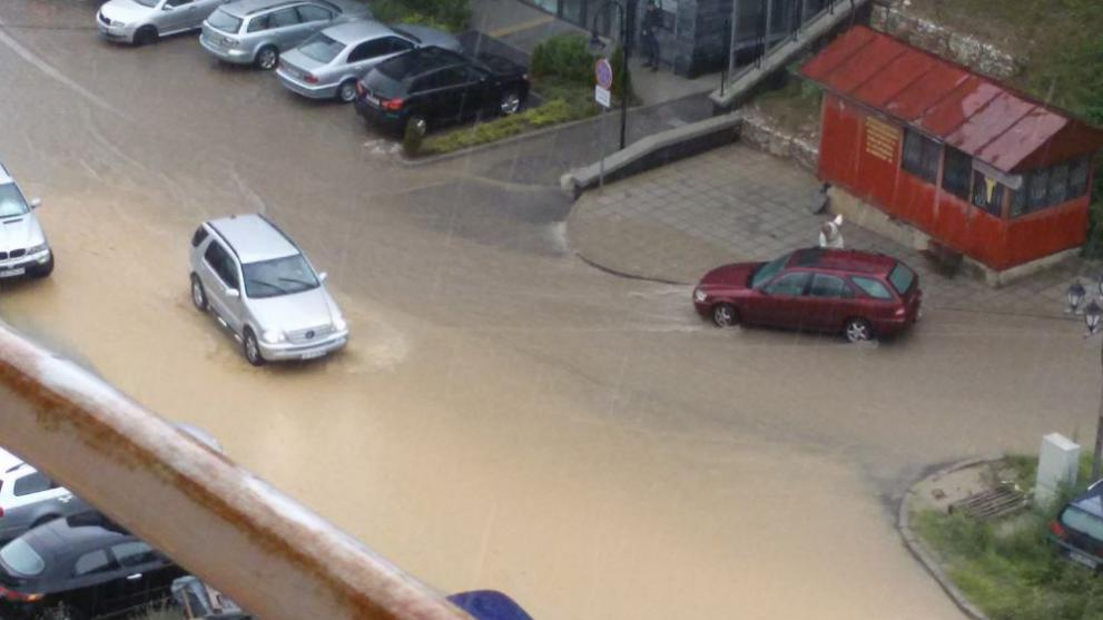 Мощна буря удари Смолян, улиците са под вода! (СНИМКИ)