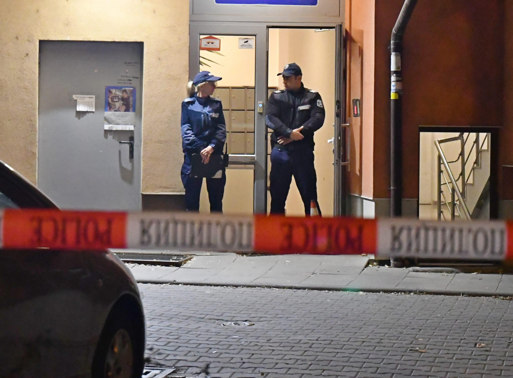 Шокиращи СНИМКИ показват как изглежда нощно полицейско дежурство за 25 стотинки на час