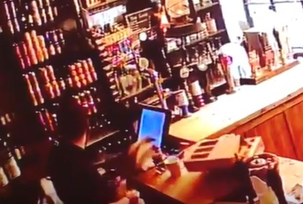 Полтъргайст хулиган прави поразии в стара британска кръчма (ВИДЕО)