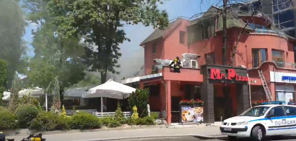 Пожарът в центъра на София е изпепелил култово заведение (СНИМКИ/ВИДЕО)