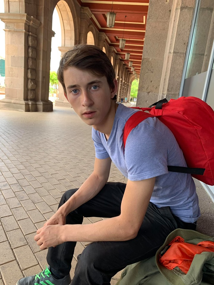 Покъртително! Сиракът Ради има два дни и после е на улицата 