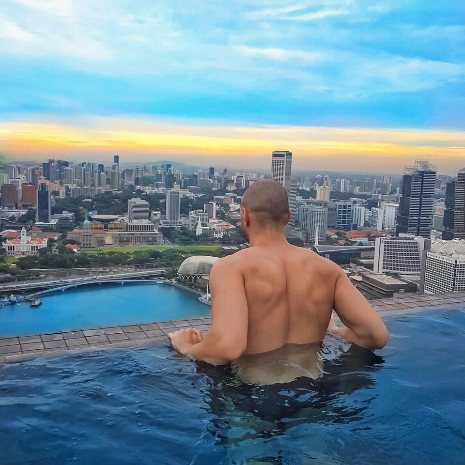 Не е за хора със слаби сърца! Певец се пусна гол (СНИМКА 18+)