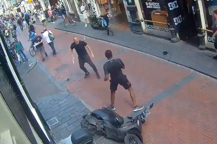Жестоко клане посред бял ден в центъра на Амстердам (ВИДЕО 18+)