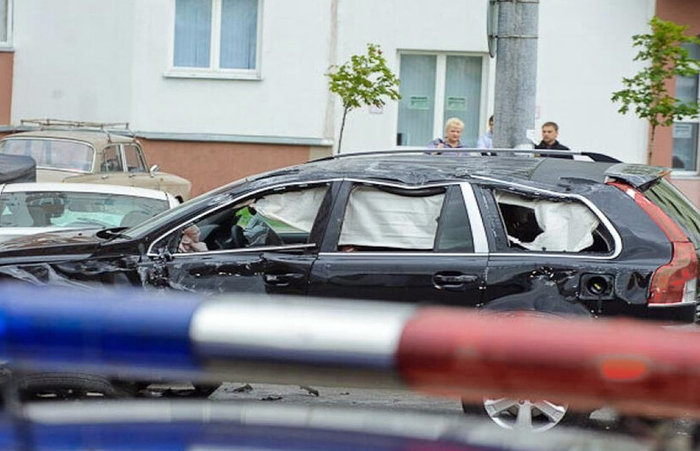 Пенсионер с Волга-21 потроши 12 вносни джипа и лимузини на общинари (СНИМКИ)