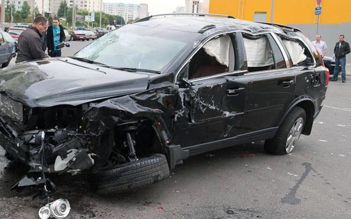 Пенсионер с Волга-21 потроши 12 вносни джипа и лимузини на общинари (СНИМКИ)