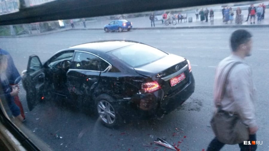 Първо в БЛИЦ: Консулът ни в Екатеринбург попадна в страшна катастрофа (СНИМКИ)