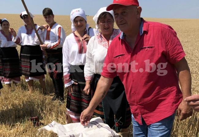 Ангел Джамбазки подкара страшен звяр сред житата (СНИМКИ)