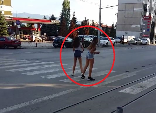 Само в БЛИЦ! Две оскъдно облечени тийнейджърки побъркаха софиянци (СНИМКИ/ВИДЕО)