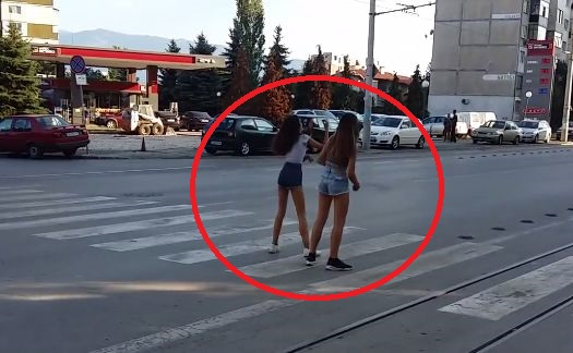 Само в БЛИЦ! Две оскъдно облечени тийнейджърки побъркаха софиянци (СНИМКИ/ВИДЕО)