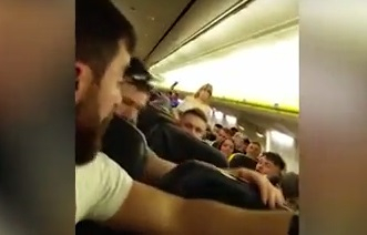 Невиждан резил в самолет на RyanAir (ВИДЕО) 