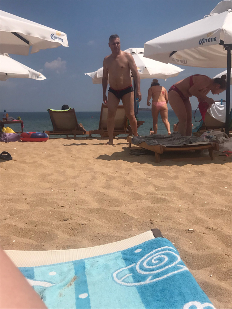 Фотобомба в БЛИЦ разкри какви ги върши полуголият Жаблянов
