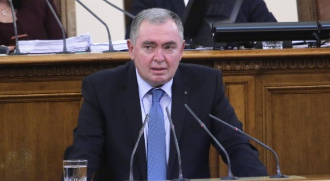 Денят в парламента започна с извънредно съобщение!