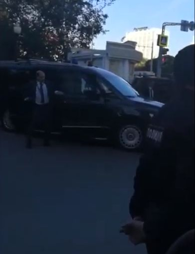 Инцидент с кортежа на Путин: Момиче се хвърли под колата му, а той... (СНИМКИ/ВИДЕО)