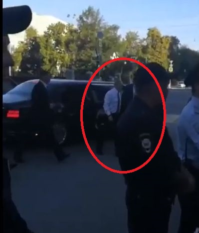 Инцидент с кортежа на Путин: Момиче се хвърли под колата му, а той... (СНИМКИ/ВИДЕО)