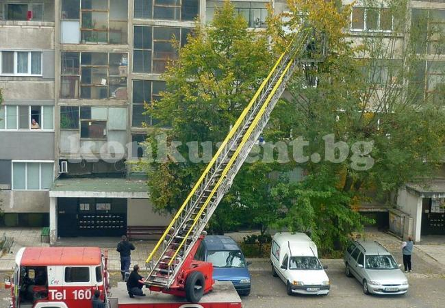 Екшън в Монтана: Изведоха 18-годишна от дома ѝ по пожарна стълба, защото...