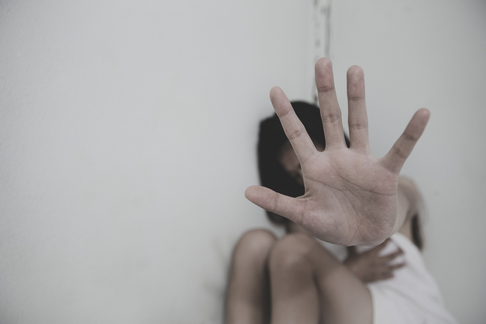 Ужасни СНИМКИ 18+: Две момичета пребиха 18-годишна лесбийка