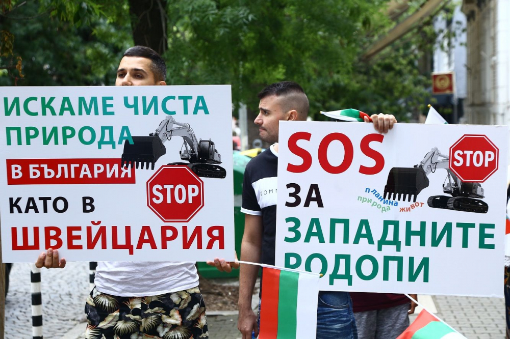 Протестиращи оставиха чували с прах пред швейцарското посолство (СНИМКИ)