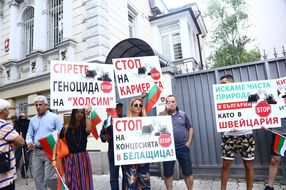 Протестиращи оставиха чували с прах пред швейцарското посолство (СНИМКИ)