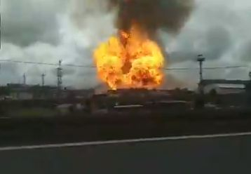 Първи СНИМКИ и ВИДЕО от експлозията, изпепеляваща ТЕЦ край Москва