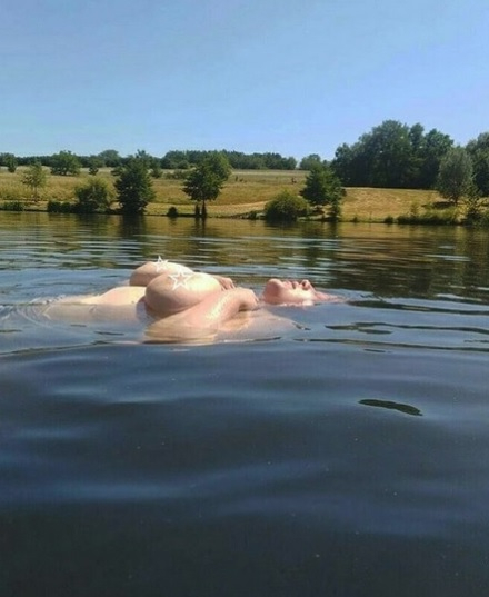 СНИМКА 18+! Секси мацка показа как огромните ѝ гърди я държат над водата като пояс