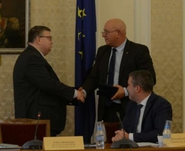 Кога експертите от различни НПО ще започнат да коментират реалните резултати от борбата с контрабандата на нелегални цигари?