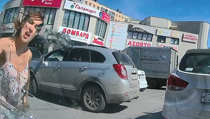 Озверяла жена сгафи на паркинг, изкара чук и извърши нещо шокиращо (ВИДЕО)
