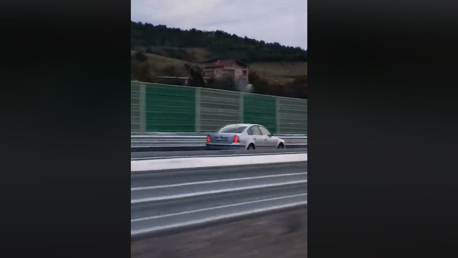 Шок и ужас! Всички се чудят какво прави тази кола на пътя за Дупница (ВИДЕО)