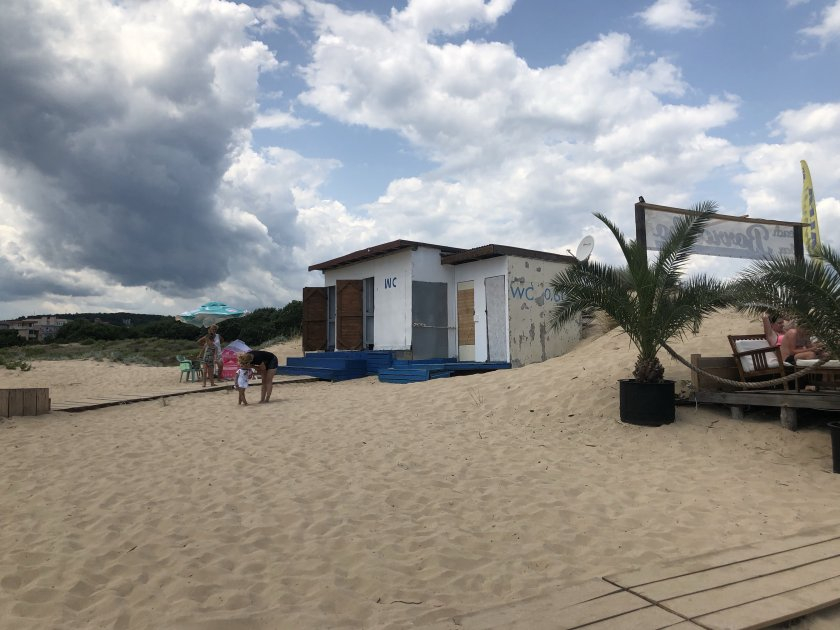 ВИП тоалетна на плажа в Приморско удари в земята лукса на Сен Тропе 