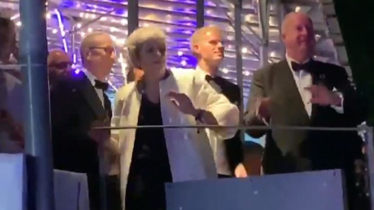Заснеха на ВИДЕО как Тереза Мей отново танцува и пее на хитове на ABBA