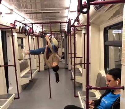Еротичен танц на брюнетка изуми пътниците в метрото в София (СНИМКИ/ВИДЕО)
