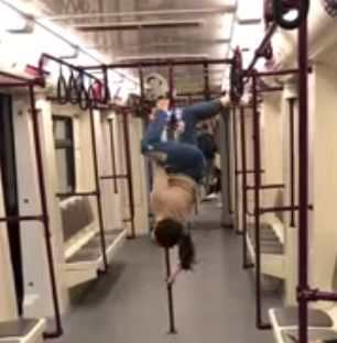 Еротичен танц на брюнетка изуми пътниците в метрото в София (СНИМКИ/ВИДЕО)