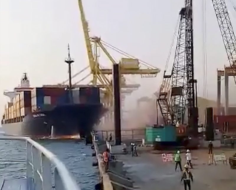 Страховито: Контейнеровоз повали пристанищен кран в Малайзия (ВИДЕО)