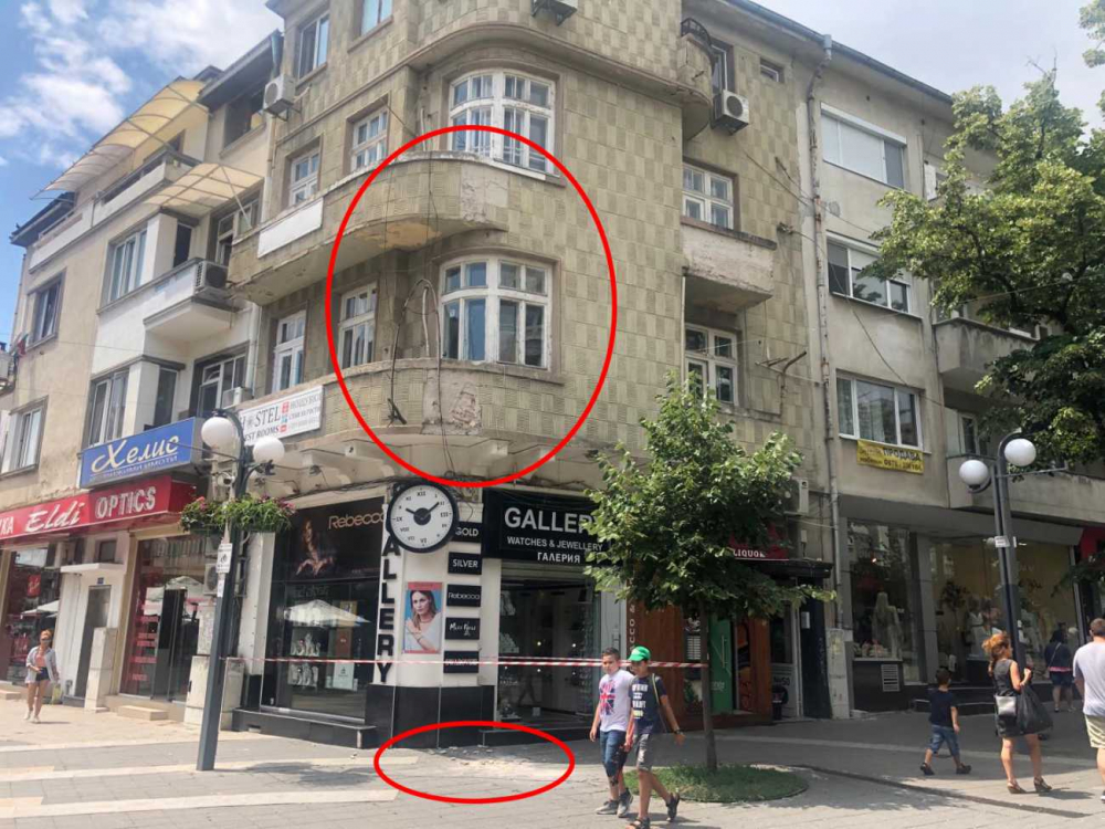 Опасно! Стара сграда в центъра на Бургас рухна над минувачи