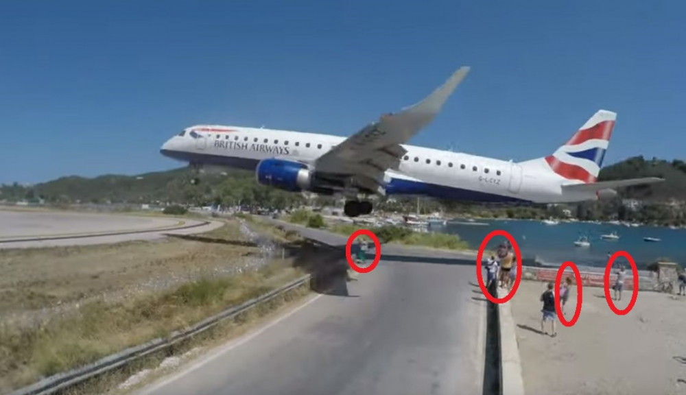 Шокиращо ВИДЕО от бръснещ полет на самолет над туристи в Гърция
