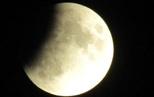 Вижте феномена, който се появи точно в 23:01 часа тази нощ (СНИМКИ)