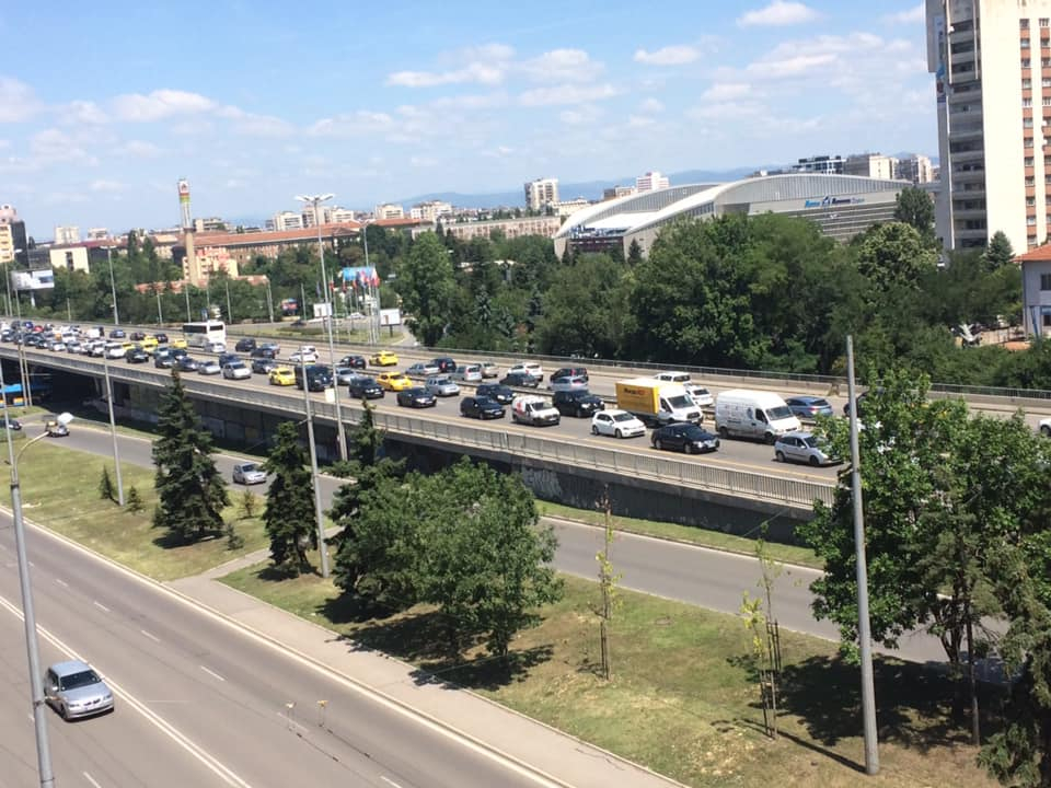 Извънредно: Верижно меле на "Цариградско шосе", километрична тапа! (СНИМКИ)