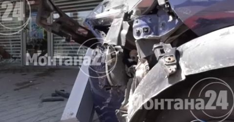 Ужас в Монтана! Кола се вряза в бензиностанция (ВИДЕО)
