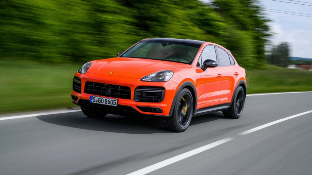 Вижте как кросоувърът Porsche Cayenne Coupe ускорява до 300 км/ч (ВИДЕО)