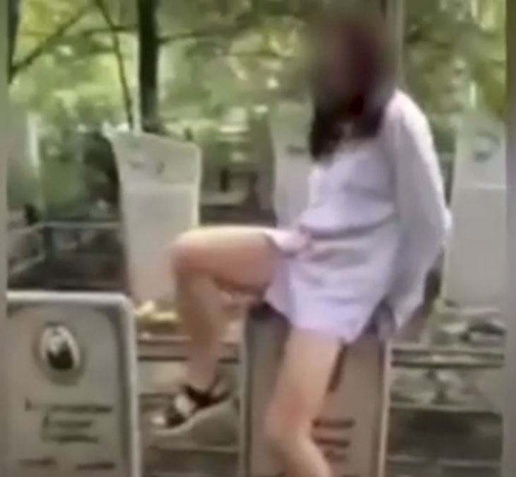 Полуголо момиче търка дупето си и танцува върху гробове (ВИДЕО)