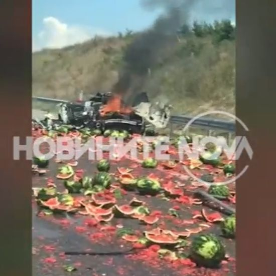 Мазало на "Марица"! Дини и горяща кола задръстиха платното (ВИДЕО)