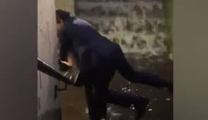Жена пренесе мъж през кал, за да не му се изцапа костюма (ВИДЕО)