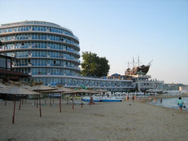 Кошмар: Морето изхвърли труп под прозорците на хотел край Варна