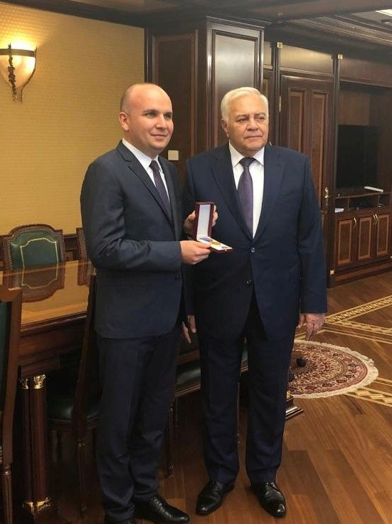 Евродепутатът Илхан Кючюк удостоен с престижен орден от парламента на Азербайджан