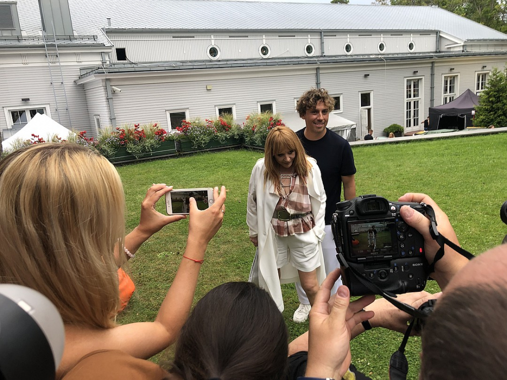 Алла Пугачова събра очите на всички с къси бели шортички ВИДЕО