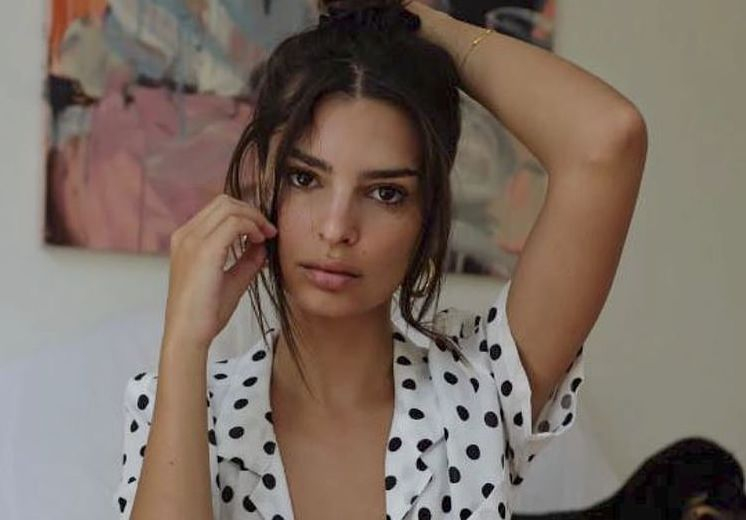 Емили Ратайковски позира топлес и нагорещи мрежата СНИМКИ 18+  