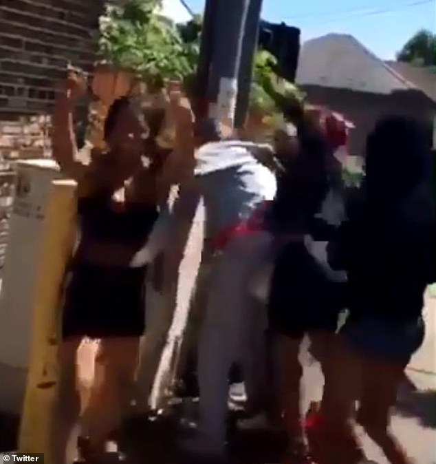 Ужасяващо ВИДЕО: Млади негърки бият на убиване момиче инвалид в Чикаго
