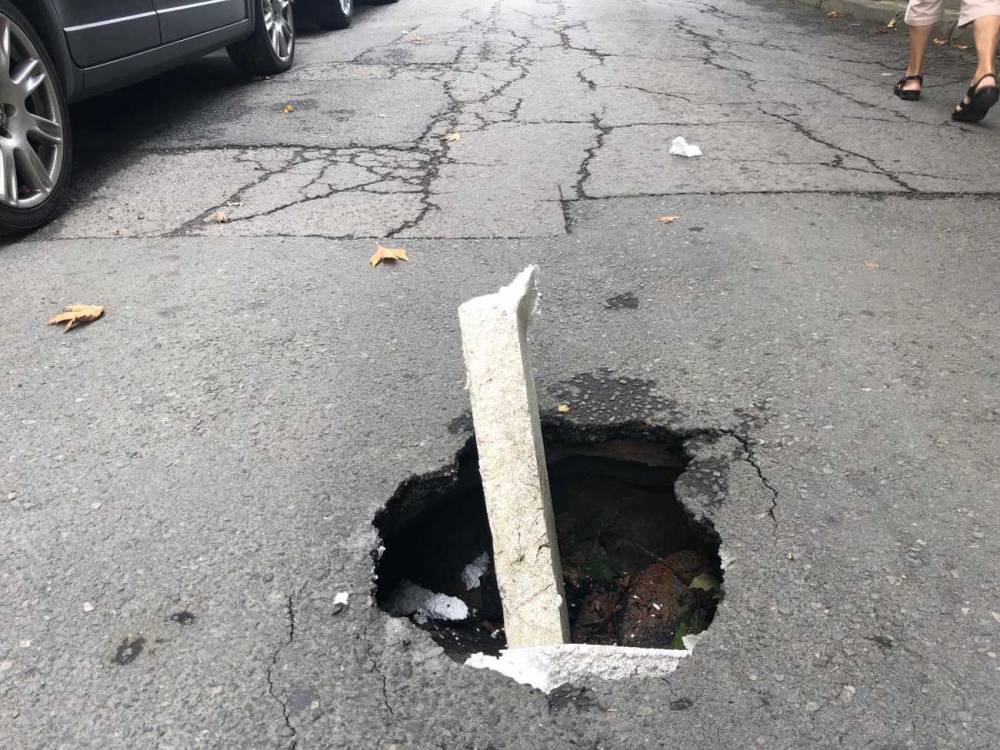 Опасно! Огромен кратер зейна до детска градина в Бургас (СНИМКА)