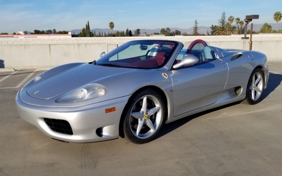 Ужасно: Ето как унищожават контрабандно Ferrari 360 Spider в Манила ВИДЕО