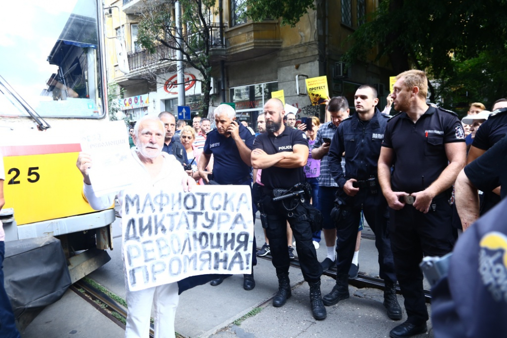 Комедия пред ВСС! Йоло Денев - лице на протестърите срещу Иван Гешев (СНИМКИ)